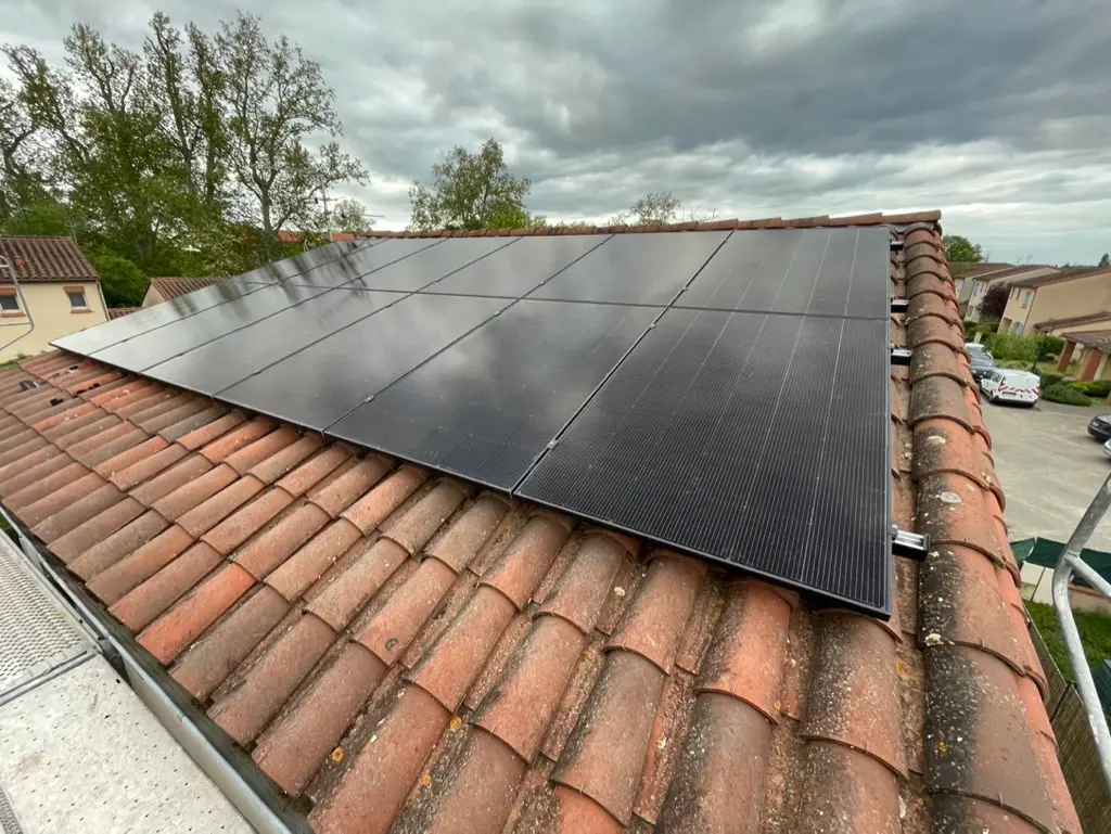 10 panneaux solaires posés sur une toiture en tuiles canal à Plaisance du touch