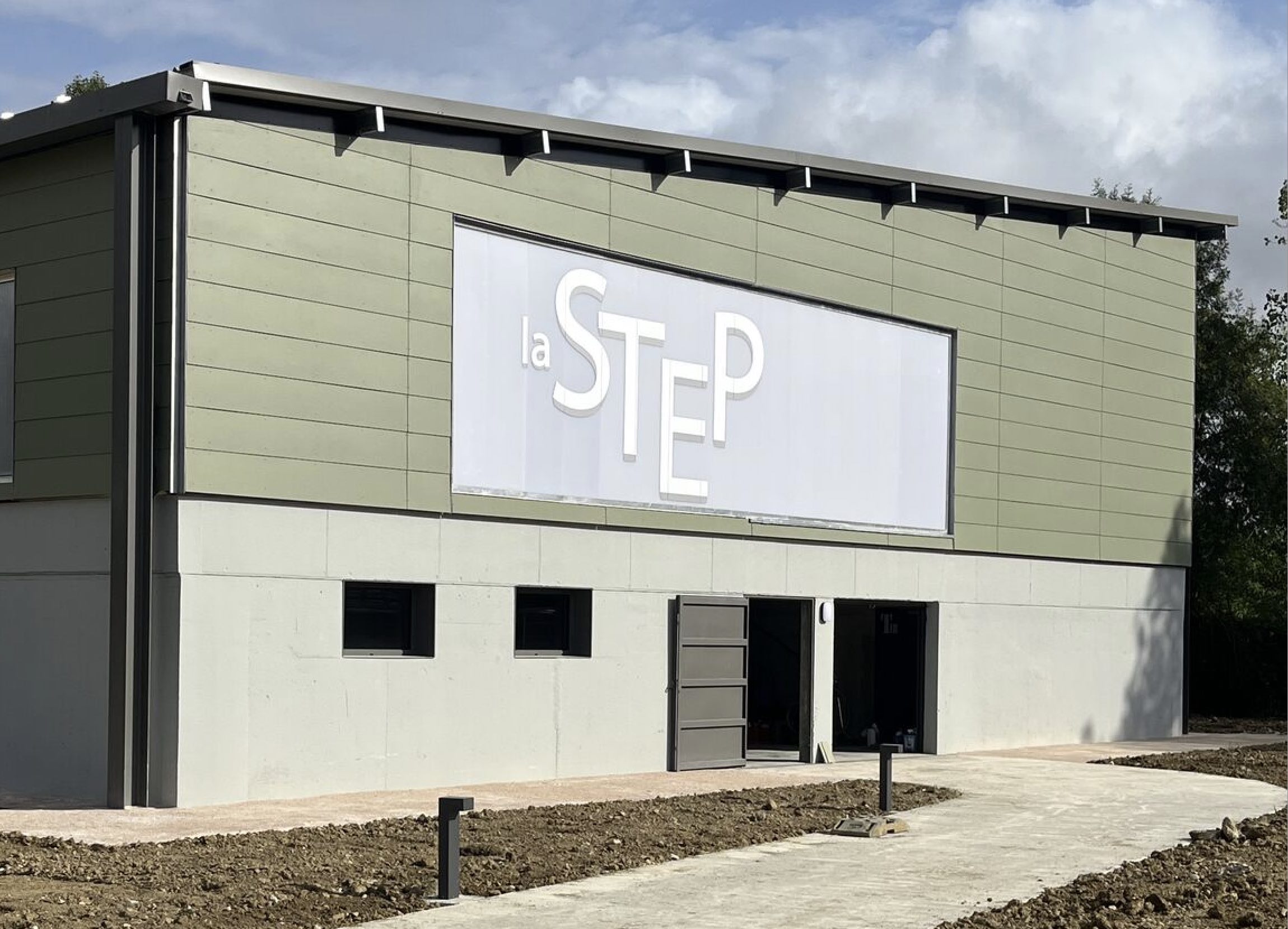 Photo de la STEP, un bâtiment communal dédié aux activités sportives de la commune de Gimont dans le gers