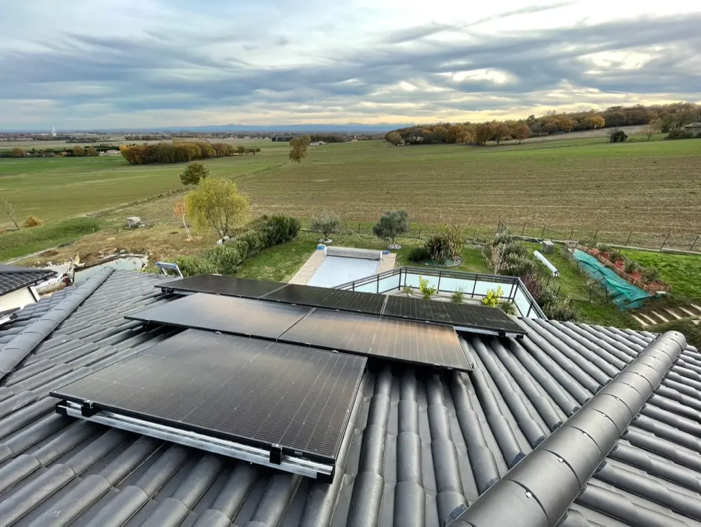 6 panneaux solaires sur tuiles noires à Bonrepos sur aussonnelle