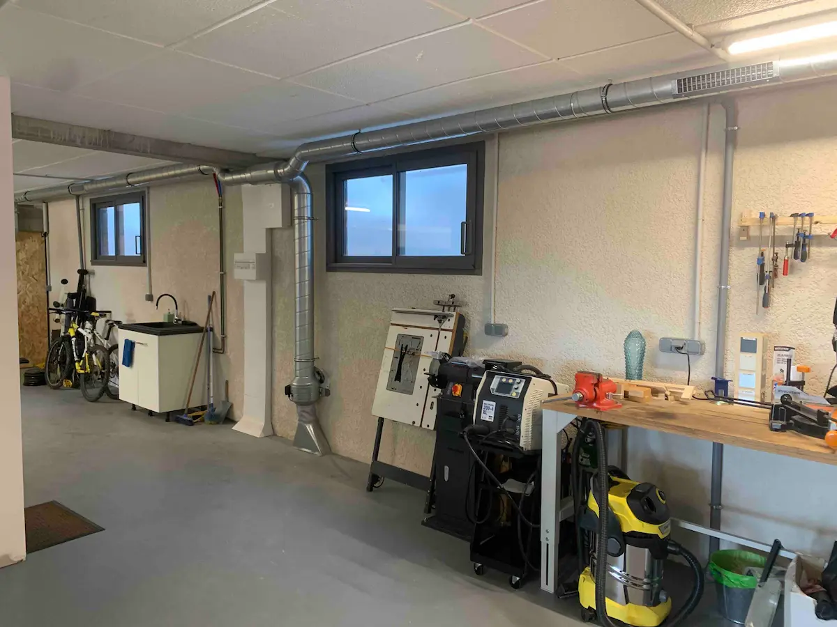 Y de raccordement en acier galvanisé sur une installation de ventilation en sous sol