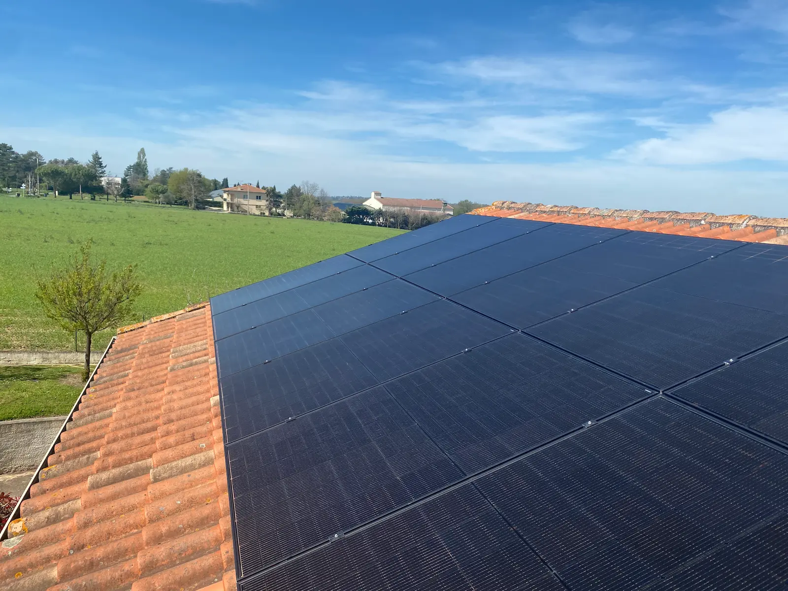 6kwc de panneaux solaires posés sur une maison individuelle à Mondouzil