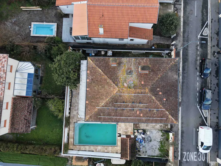 Maison des années 60 couverte avec des panneaux solaires