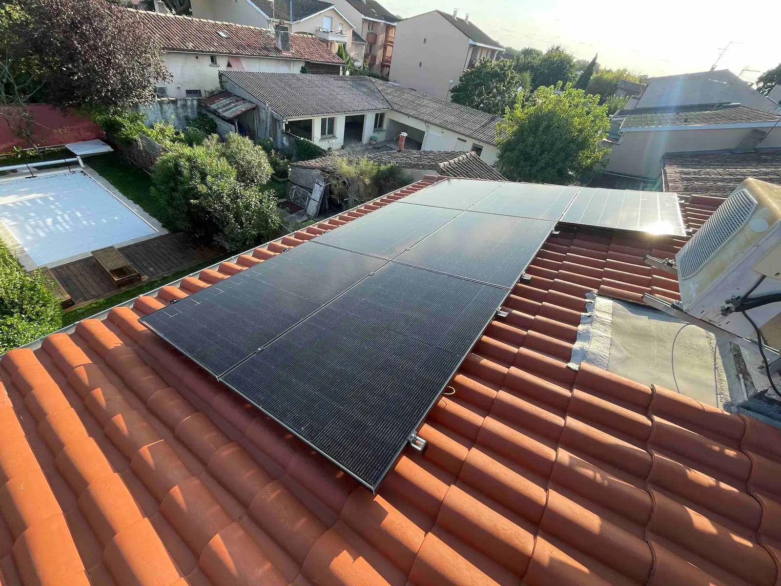 7 panneaux solaires posés sur une toiture tuile à Aucamville