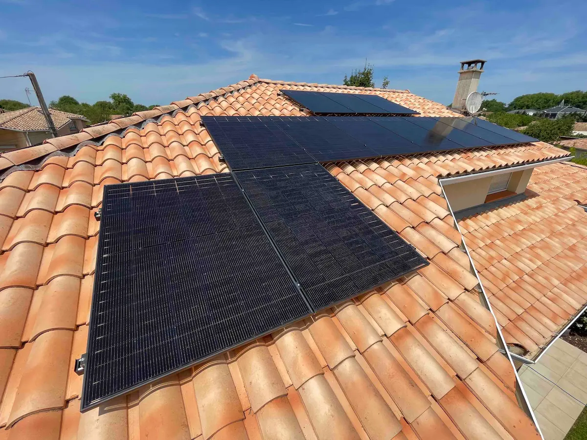 20 panneaux solaires Jinko posés sur une toiture en tuile à Aussonne sur une maison individuelle