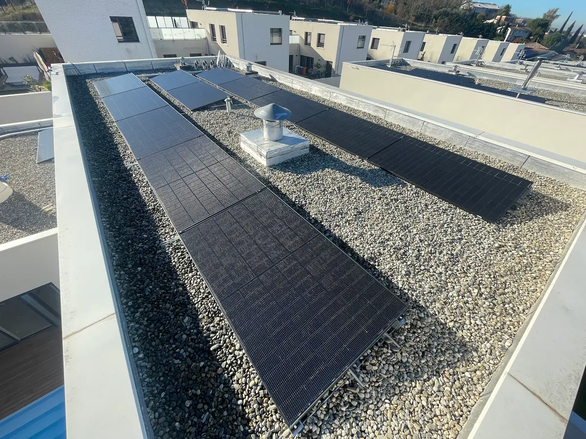 Panneaux solaires posés sur une toiture terrasse à Toulouse quartier Rangueil