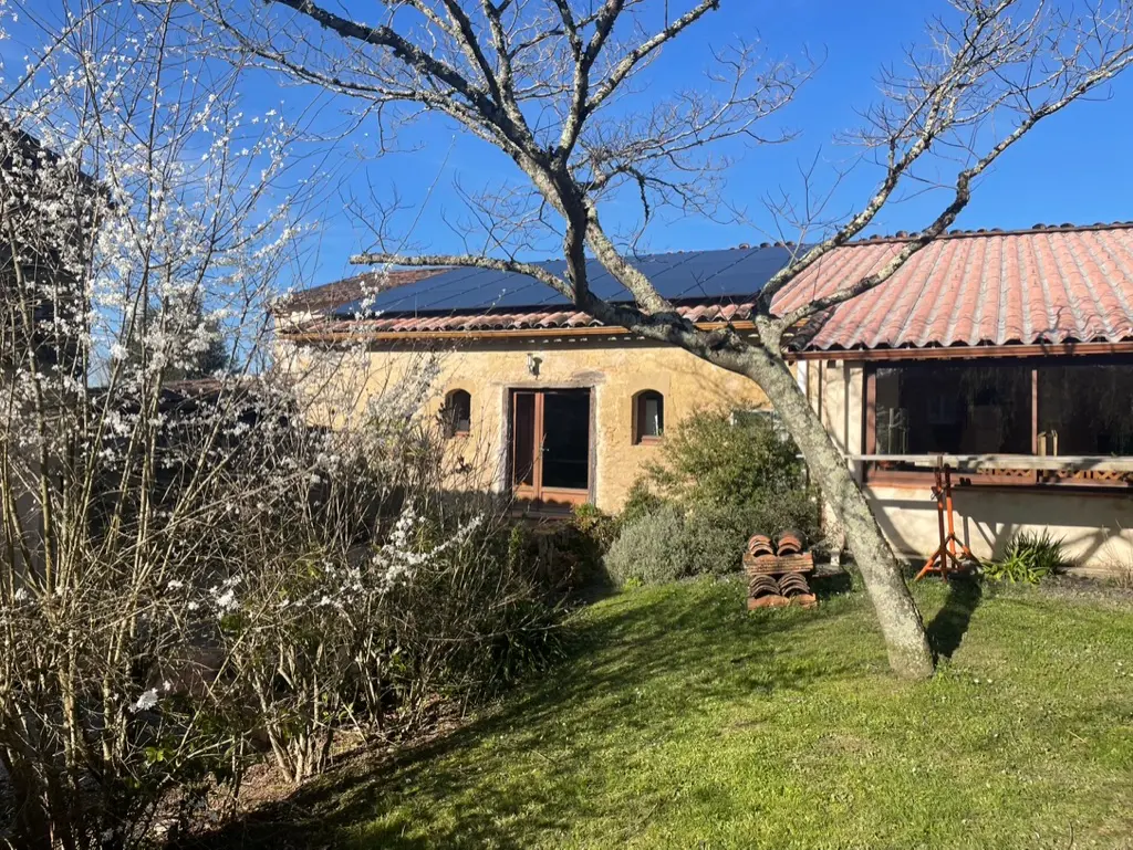 21 panneaux solaire posés sur le Gite Montplaisir en rose dans le Tarn à Algans