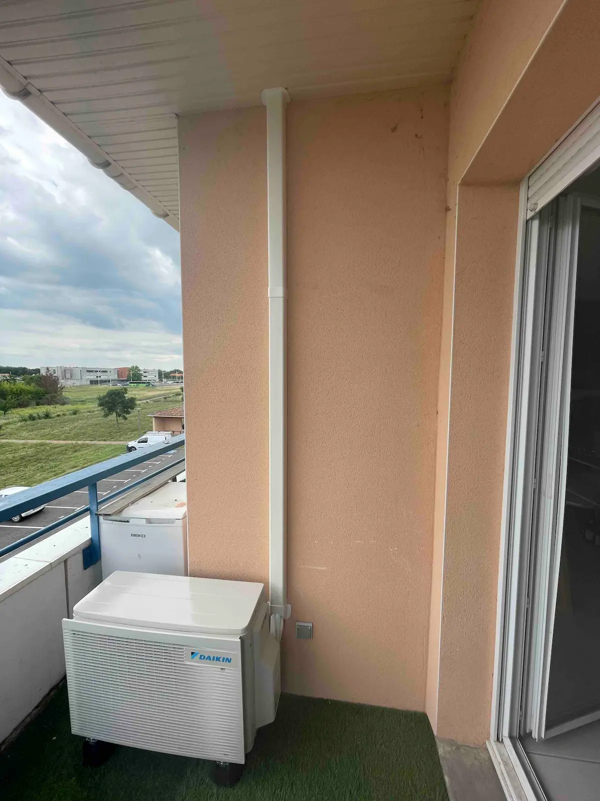 Groupe extérieur daikin sur une terrasse d'un appartement