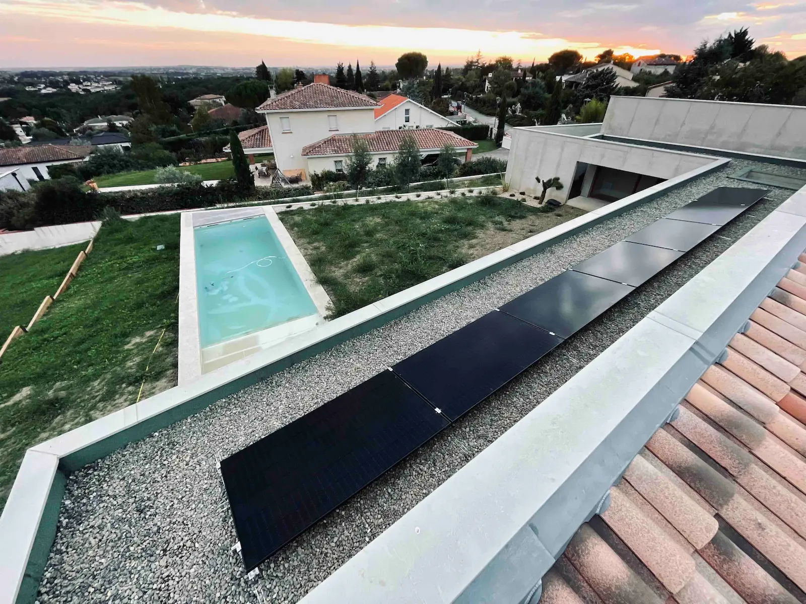 Panneaux solaires posés sur une maison architecte à Rouffiac tolosan