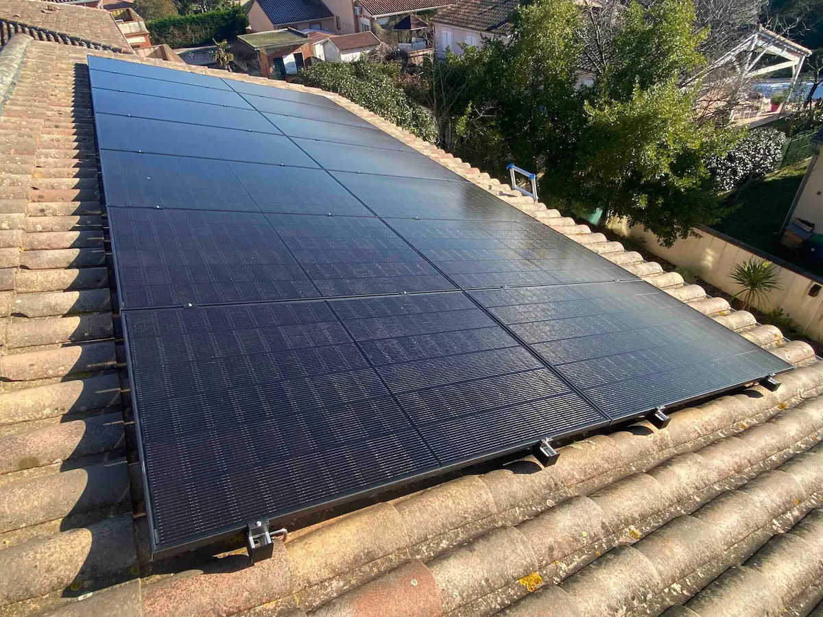 14 panneaux solaires posés sur le toit d'une maison individuelle à Toulouse